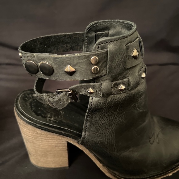 Circle G Fashion Shoes Womens 8 M Straps Round Toe Buckle Black P5180. 
Bin B13 - Picture 9 of 11